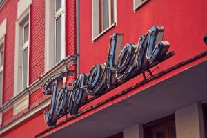 Gør opmærksom på din butik med facadeskilte i København